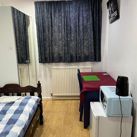 Comfortable Single Bedroom With Free On Site Parking Kingston upon Thames  Extérieur photo